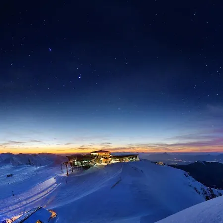Noc Na Chopku, Rotunda Szálloda 4*