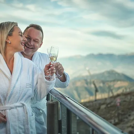 Noc Na Chopku, Rotunda 4*