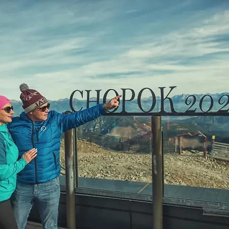 Noc Na Chopku, Rotunda Szálloda