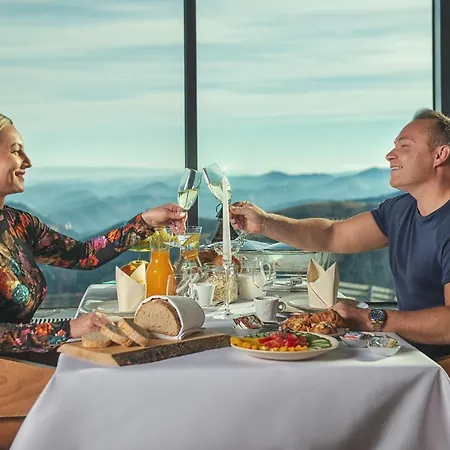 Noc Na Chopku, Rotunda Szálloda 4*