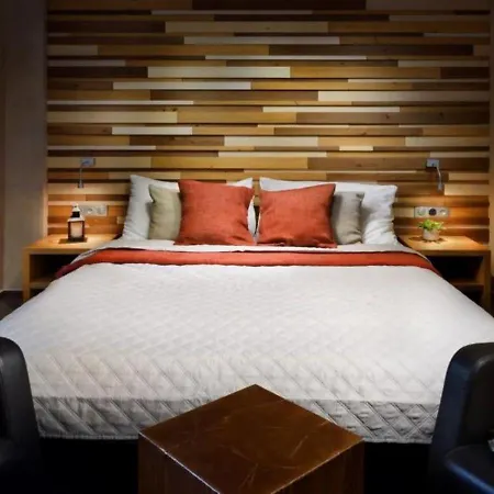 Noc Na Chopku, Rotunda Szálloda