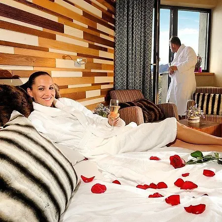 Noc Na Chopku, Rotunda Szálloda 4*