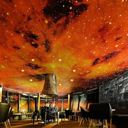 Noc Na Chopku, Rotunda Hotel