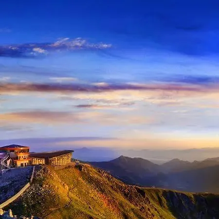 Noc Na Chopku, Rotunda Szálloda