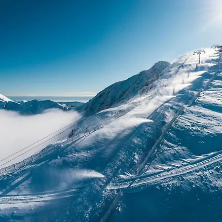 Noc Na Chopku, Rotunda Szálloda 4*